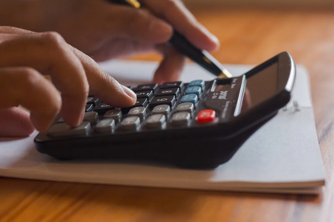 Comparison of annual percentage yield vs APR for savers and borrowers